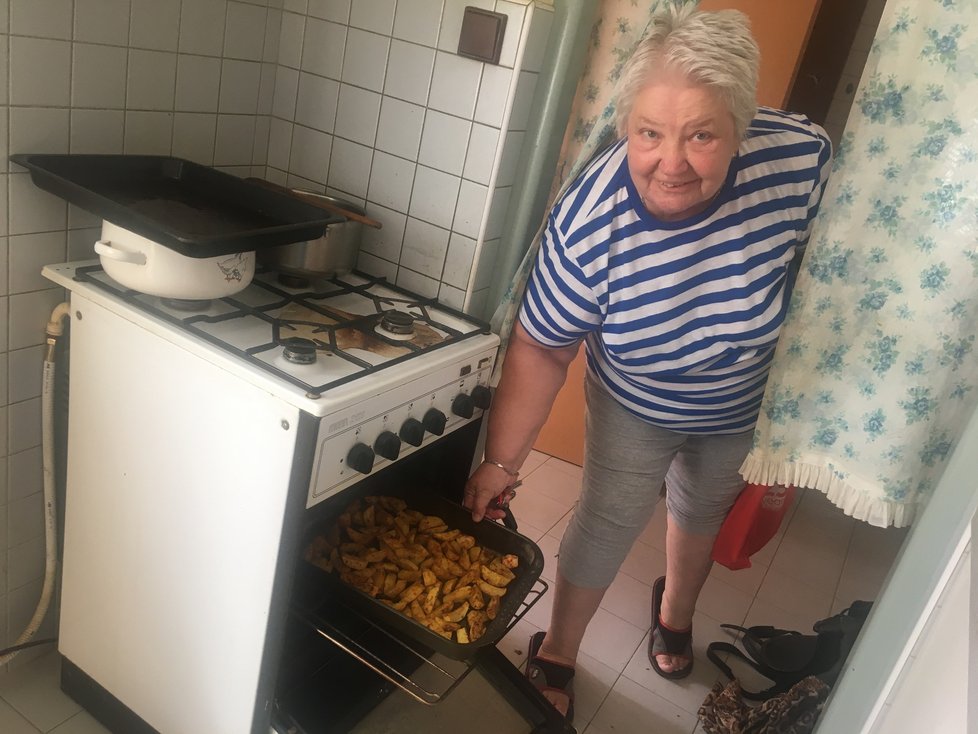Julie Rosypálková (65) z Rohatce si chtěla v úterý večer upéct brambory v troubě, kvůli výpadku proudu, byly ale syrové ještě i ve středu dopoledne.