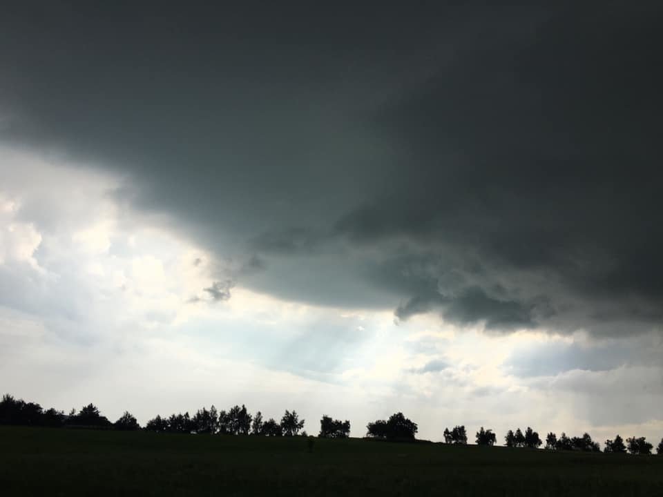 Bouřkové mraky nad Vysočinou: Hřmělo, ale nepadla ani kapka, píše fotografka