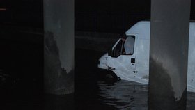 Déšť a voda z okolních komunikací ucpaly odtok a vytvořily na silnici neprůjezdné jezero, do kterého vjížděli nic netušící automobilisté.