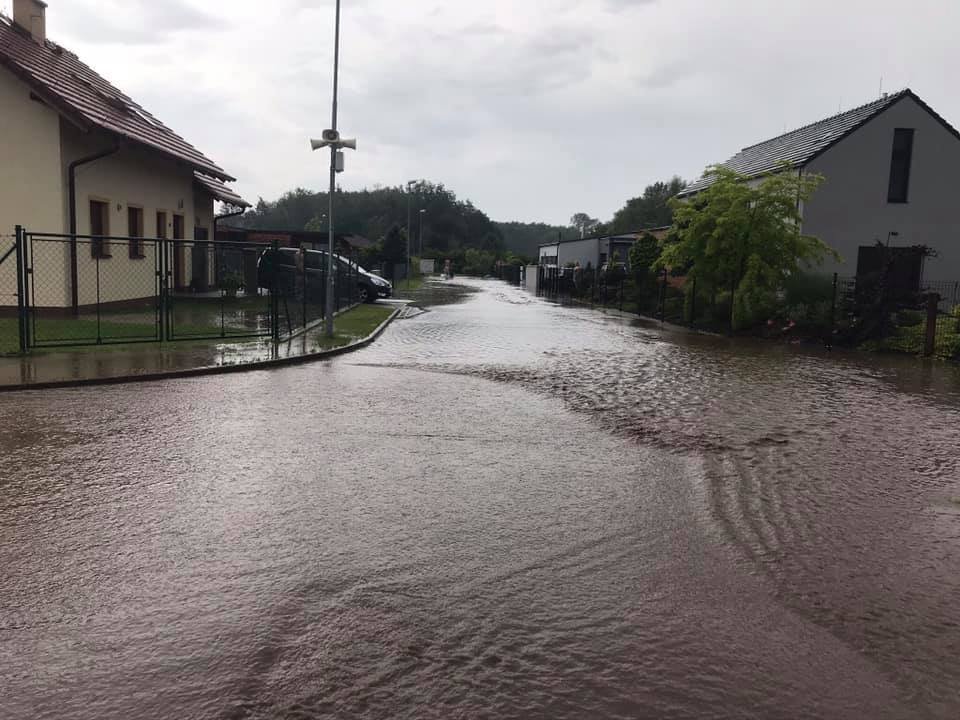 Voda v ulicích obce Pohránov po silných bouřkách (14. 6. 2020)