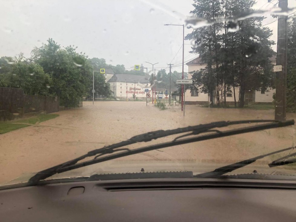 Obec Dolní Rožínka po bouřce (14. 6. 2020)