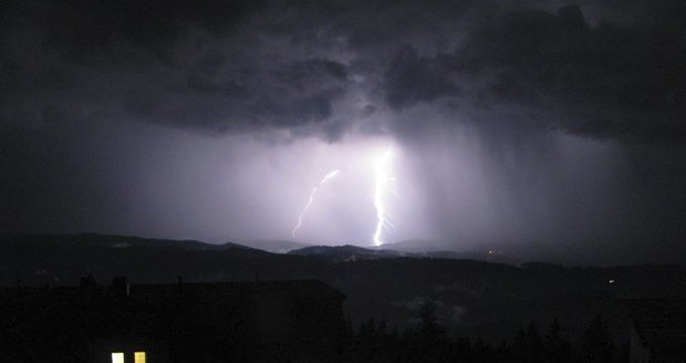 Bouřky řádí v Česku, na Královéhradecku vyhlásili výstrahu. Sledujte radar