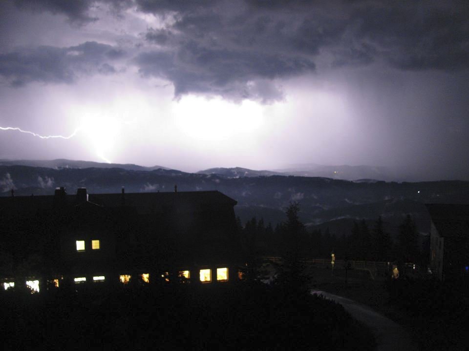 Bouřky pohledem objektivů kamer Českého hydrometeorologického ústavu.