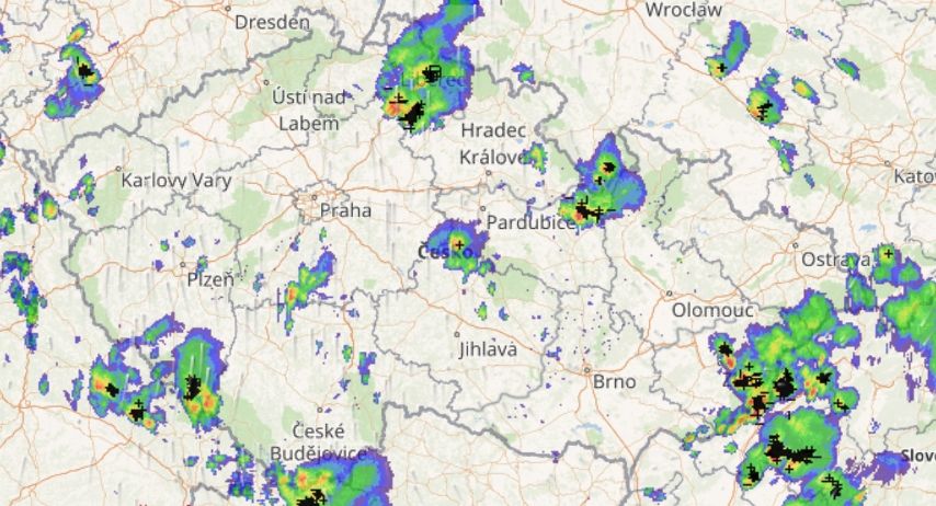 Bouřky v sobotu odpoledne vtrhly do Česka, ukazuje radarový snímek