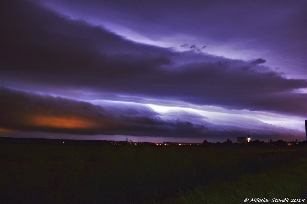 Obří půlnoční shelf cloud mezi Hulínem a Přerovem (13.8.2019)