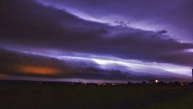 Obří půlnoční shelf cloud mezi Hulínem a Přerovem