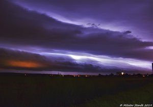 Obří půlnoční shelf cloud mezi Hulínem a Přerovem