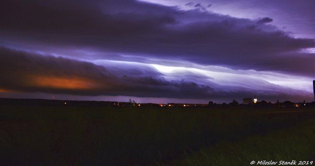 Obří půlnoční shelf cloud mezi Hulínem a Přerovem.