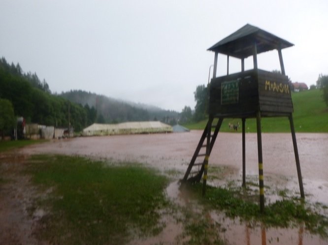 Silné bouřky a lijáky páchaly škody především na Trutnovsku, hasiči evakuovali dětský tábor.