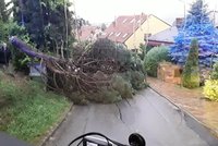 Bouře na jihu Moravy: 19 tisíc domácností bez proudu! Vichr serval střechu nemocnice