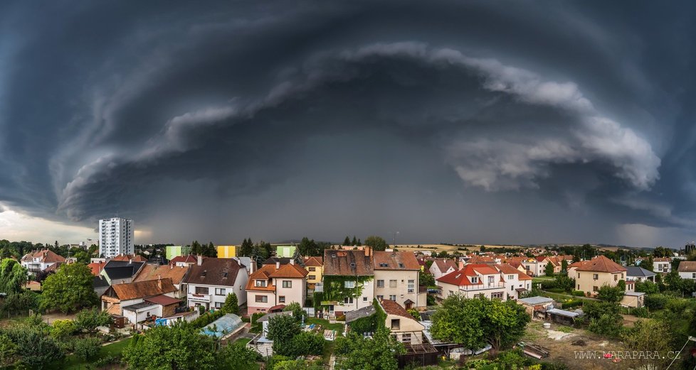 Bouře po tropech: Při příchodu bouřky nad Kyjov se vytvořila supercela, vyfotil ji fotograf Marek Svoboda (28. 7. 2020).