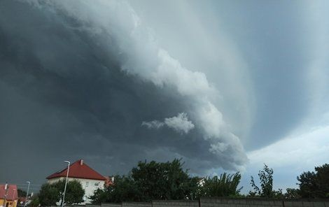Bouřka po tropickém dni: Příchod bouřky zachytila i čtenářka Blesku Andrea