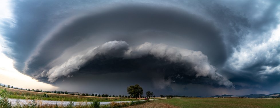 Bouřky vystřídaly tropy. A přinesly tuto nebeskou podívanou, kterou zachytil fotograf Richard Klofáč z Uherského Hradiště