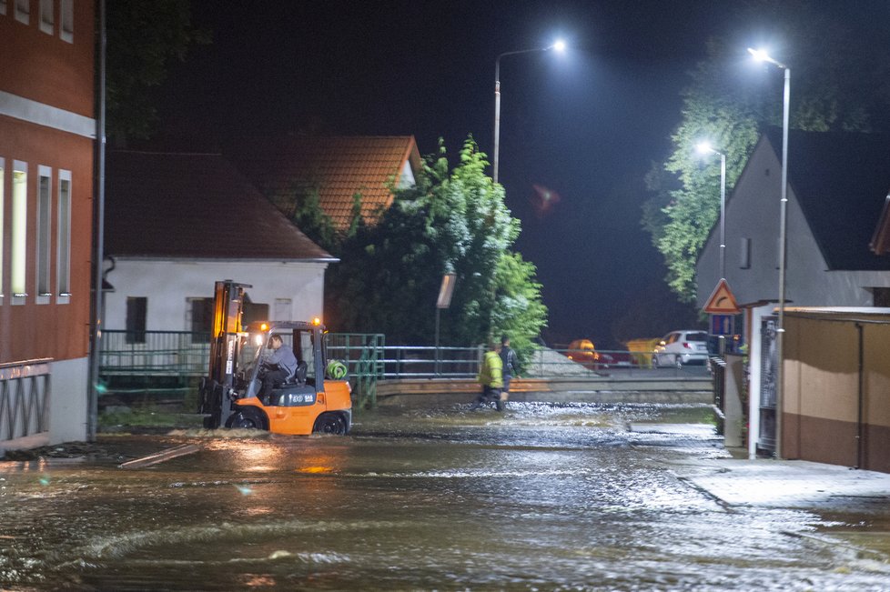 Rozvodněný Kremžský potok v Brlohu na Prachaticku (29.6.2022)