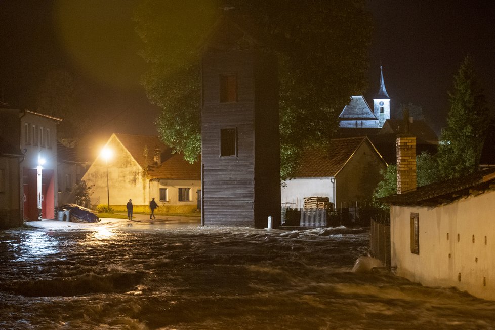 Rozvodněný Kremžský potok v Brlohu na Prachaticku (29.6.2022)