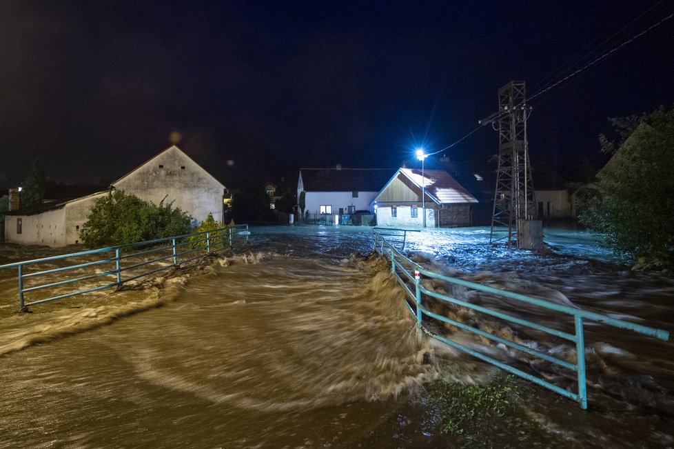 Rozvodněný Kremžský potok v Brlohu na Prachaticku (29.6.2022)