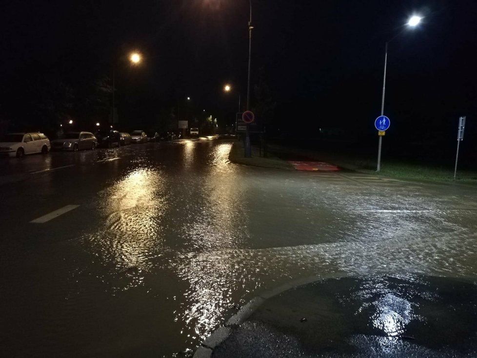 Bouřky v ČR: Český Krumlov postihly bleskové záplavy, vylila se řeka Polečnice. (29.6.2022)