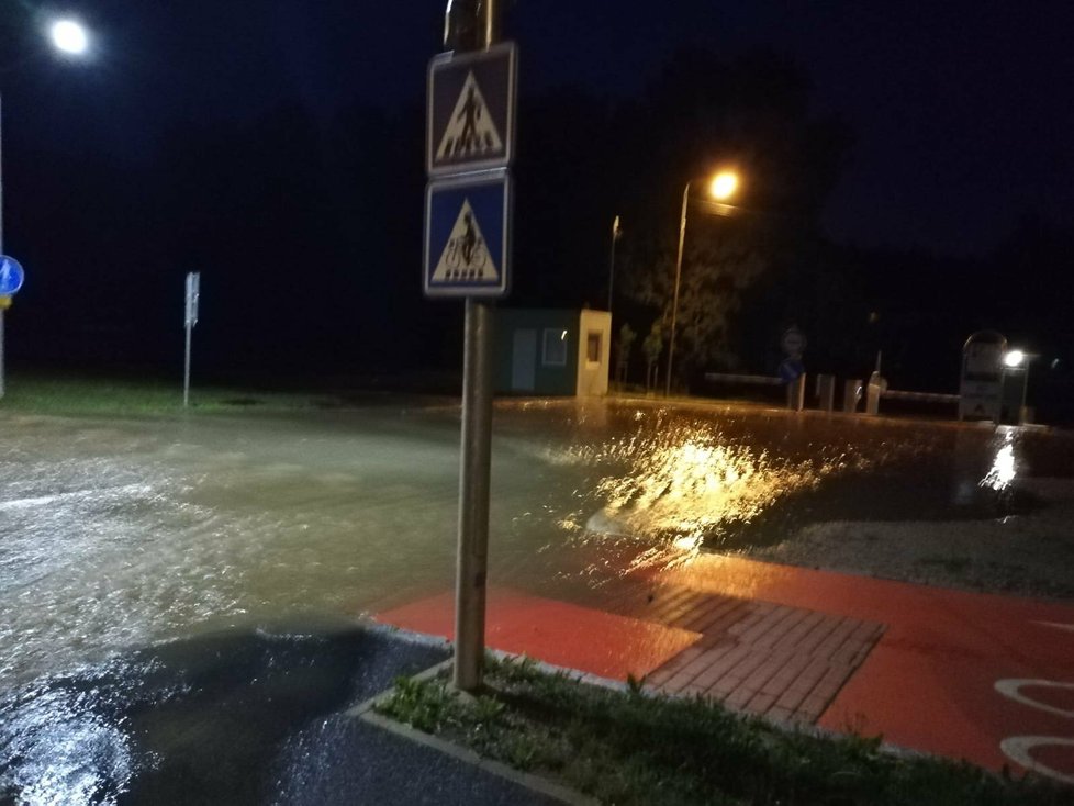 Bouřky v ČR: Český Krumlov postihly bleskové záplavy, vylila se řeka Polečnice. (29.6.2022)
