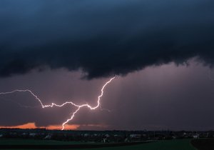Bouřky v Česku zdokumentovali i lovci bouřek z organizace Czech Thunderstorm Research Association z.s. (30.3.2023)