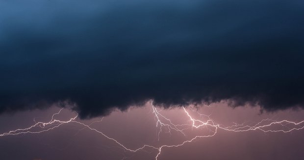 Bouřky v Česku zdokumentovali i lovci bouřek z organizace Czech Thunderstorm Research Association z.s. (30.3.2023)