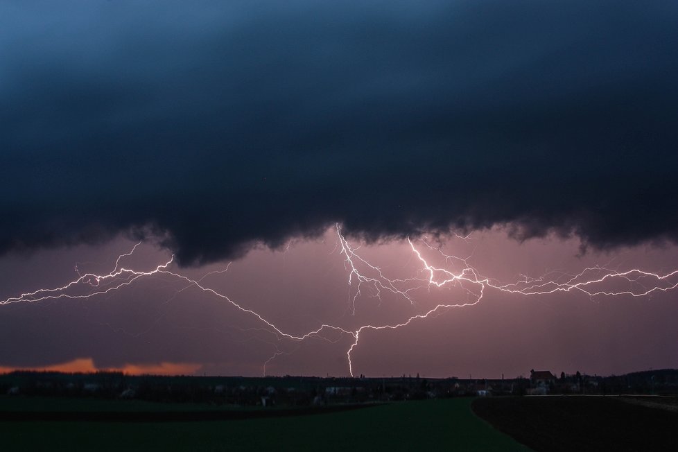 Bouřky v Česku zdokumentovali i lovci bouřek z organizace Czech Thunderstorm Research Association z.s. (30.3.2023)