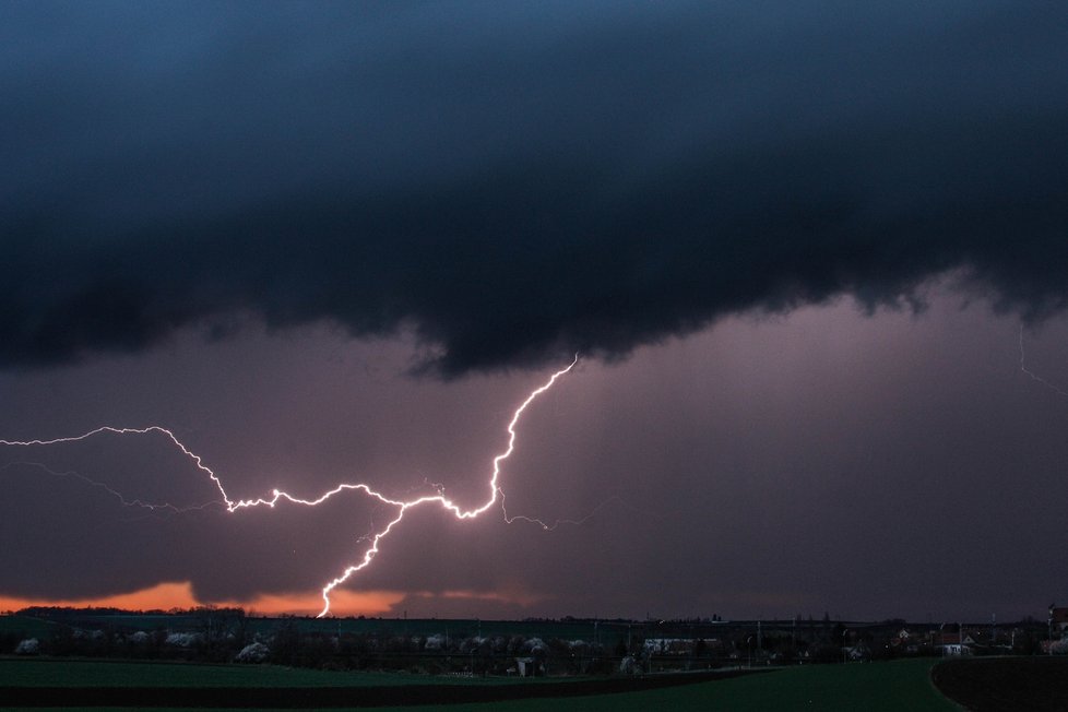 Bouřky v Česku zdokumentovali i lovci bouřek z organizace Czech Thunderstorm Research Association z.s. (30. 3. 2023).