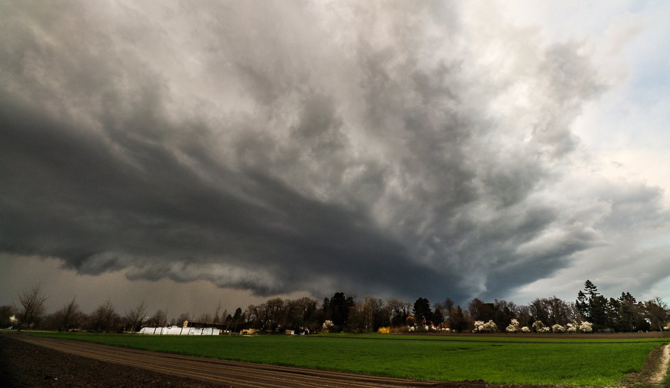 Bouřky v Česku zdokumentovali i lovci bouřek z organizace Czech Thunderstorm Research Association z.s. (30. 3. 2023).