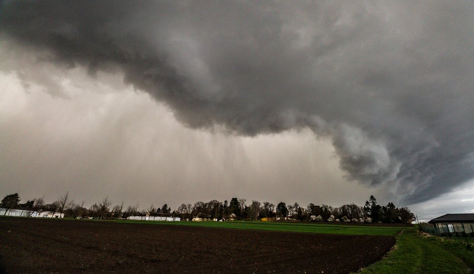 Bouřky v Česku zdokumentovali i lovci bouřek z organizace Czech Thunderstorm Research Association z.s. (30.3.2023)