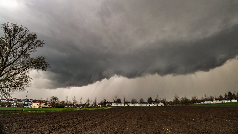 Bouřky v Česku zdokumentovali i lovci bouřek z organizace Czech Thunderstorm Research Association z.s. (30. 3. 2023).