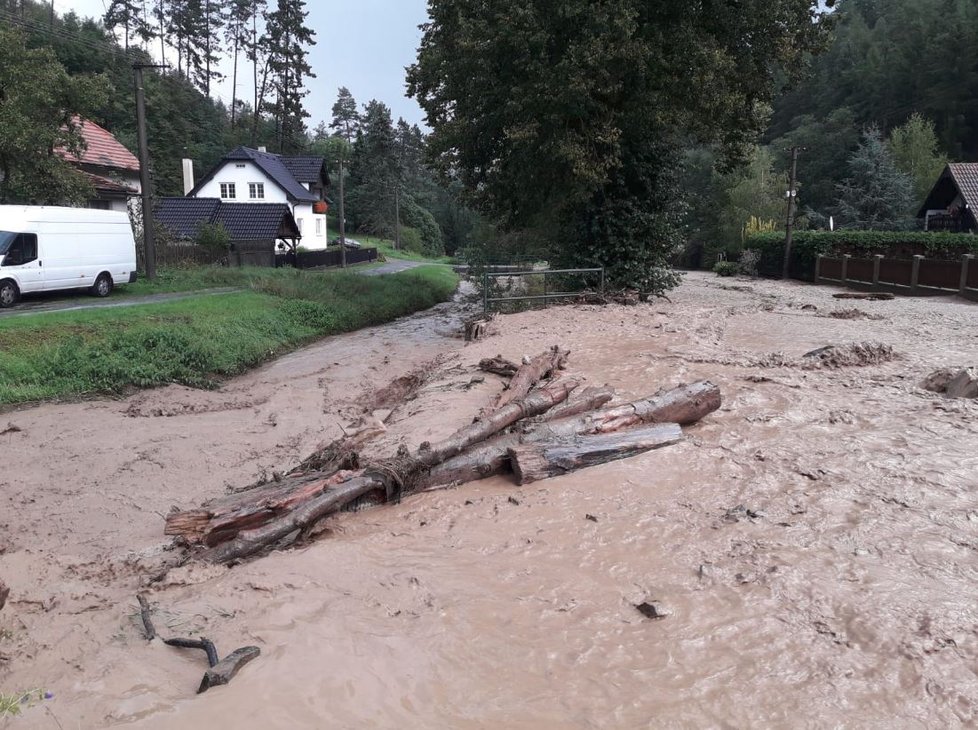 Bouřky způsobily bleskovou povodeň na Rakovnicku (1. 9. 2019)