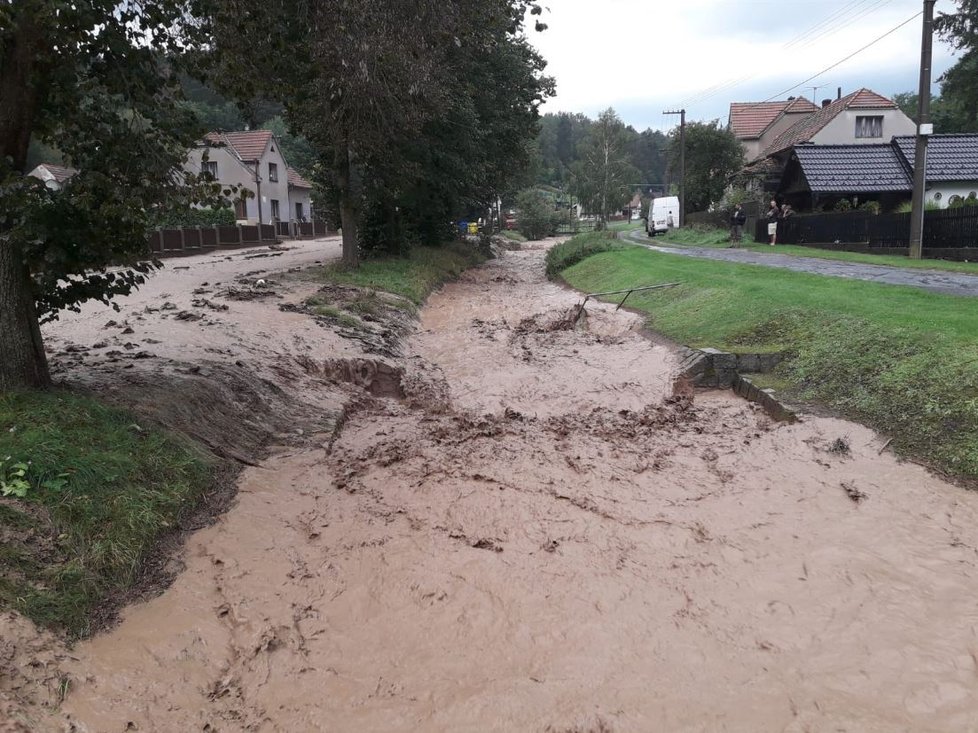 Bouřky způsobily bleskovou povodeň na Rakovnicku. (1. 9. 2019)