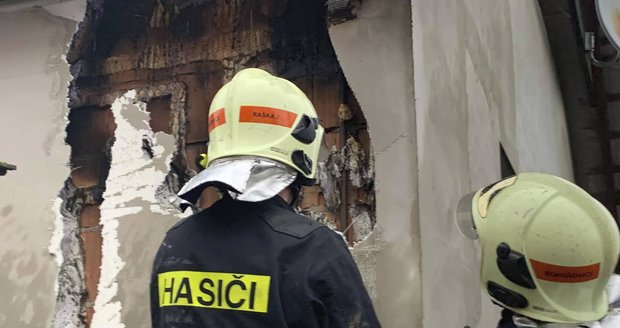 Blesk během bouřek v Olomouckém kraji poškodil fasádu rodinného domku, museli zasahovat hasiči (1. 7. 2019)