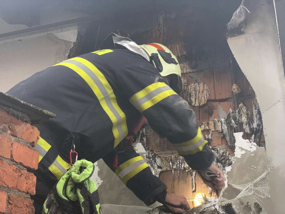 Blesk během bouřek v Olomouckém kraji poškodil fasádu rodinného domku, museli zasahovat hasiči (1. 7. 2019)