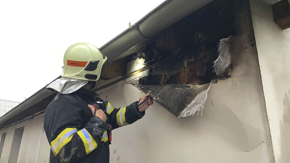 Blesk během bouřek v Olomouckém kraji poškodil fasádu rodinného domku, museli zasahovat hasiči (1. 7. 2019)