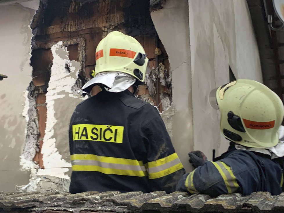 Blesk během bouřek v Olomouckém kraji poškodil fasádu rodinného domku, museli zasahovat hasiči (1. 7. 2019)