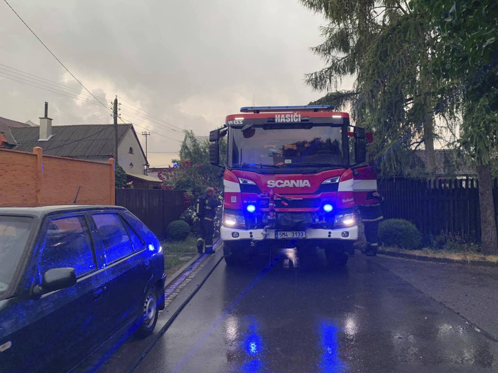 Blesk během bouřek v Olomouckém kraji poškodil fasádu rodinného domku, museli zasahovat hasiči (1. 7. 2019)