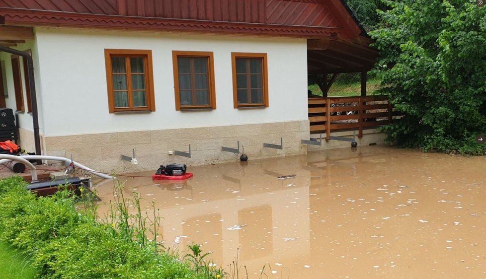 Čerpání vody z rodinného domu v Libereckém kraji (14.6.2020)