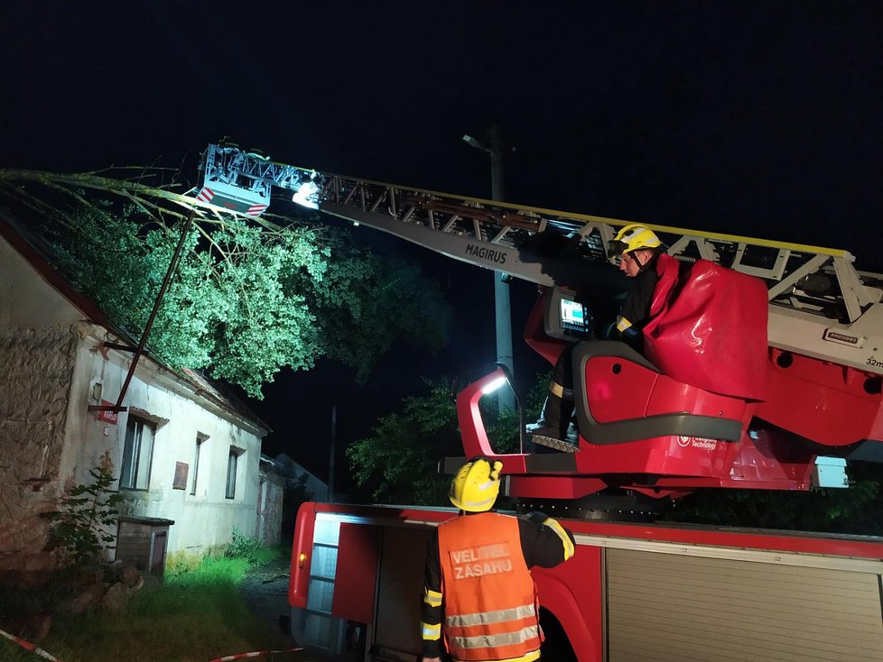 Hasiči po bouřkách zasahovali u stovek událostí