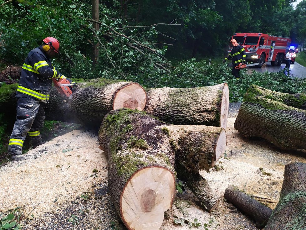 Hasiči po bouřkách zasahovali u stovek událostí