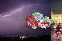 Bouřky jsou zpět! Udeřily i v Praze, lámaly stromy, ničily střechy. Sledujte radar Blesku