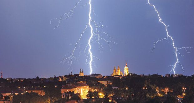 Na Česko se ženou silné bouřky.