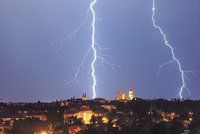 Vedro protnou bouřky a silné deště. Padat budou nejspíš i kroupy