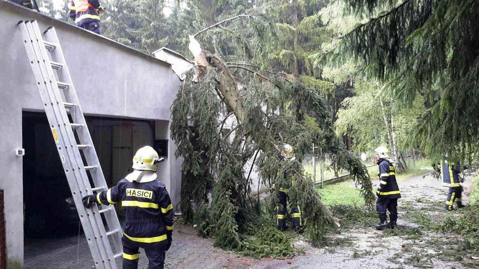 Na Blanensku se hasiči opět zapotili při odstraňování popadaných stromů.