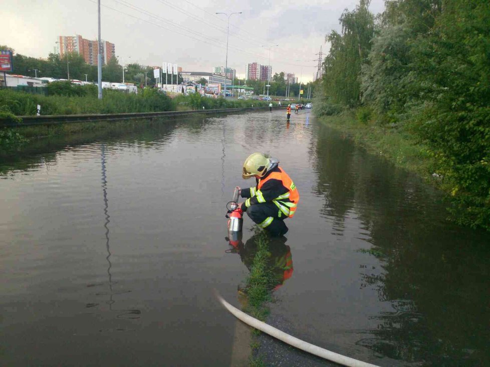 Voda zcela zaplavila cestu v Jedovnické ulici v Brně-Líšni.