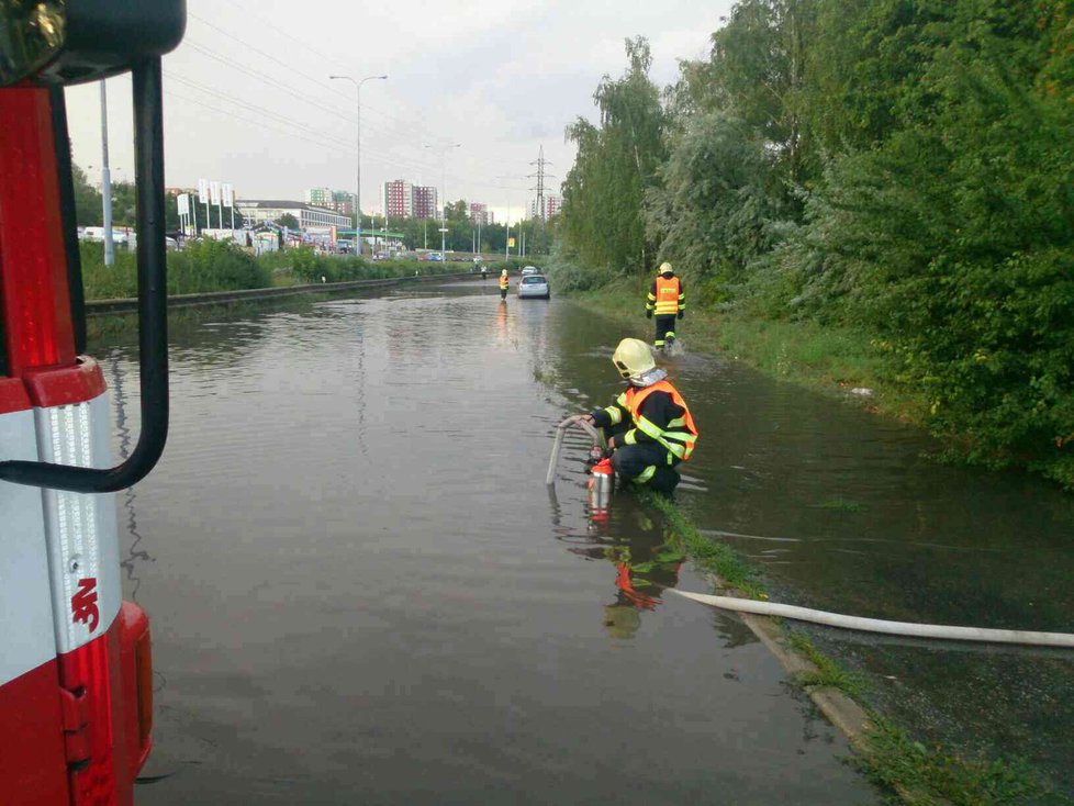 Voda zcela zaplavila cestu v Jedovnické ulici v Brně-Líšni.