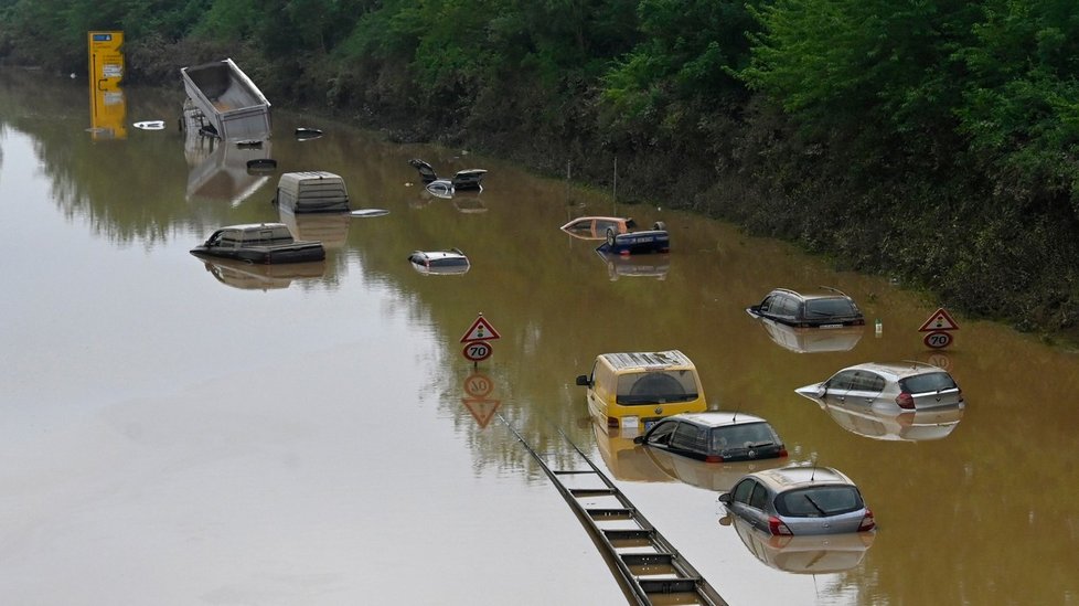 Záplavová vlna spláchla dálnici B265 v německém Erftstadtu.