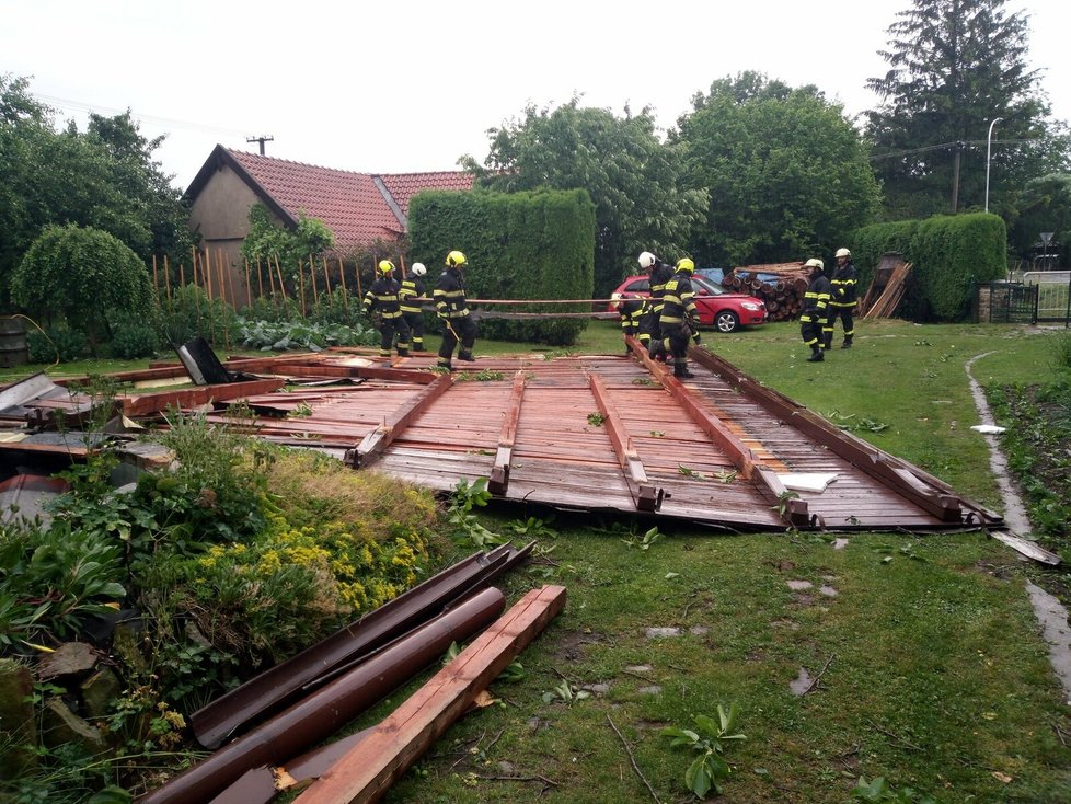 Silné bouře zasáhly Česko: Hasiči Královéhradeckého kraje řešily i popadané střechy a stěny (20.6.2022).