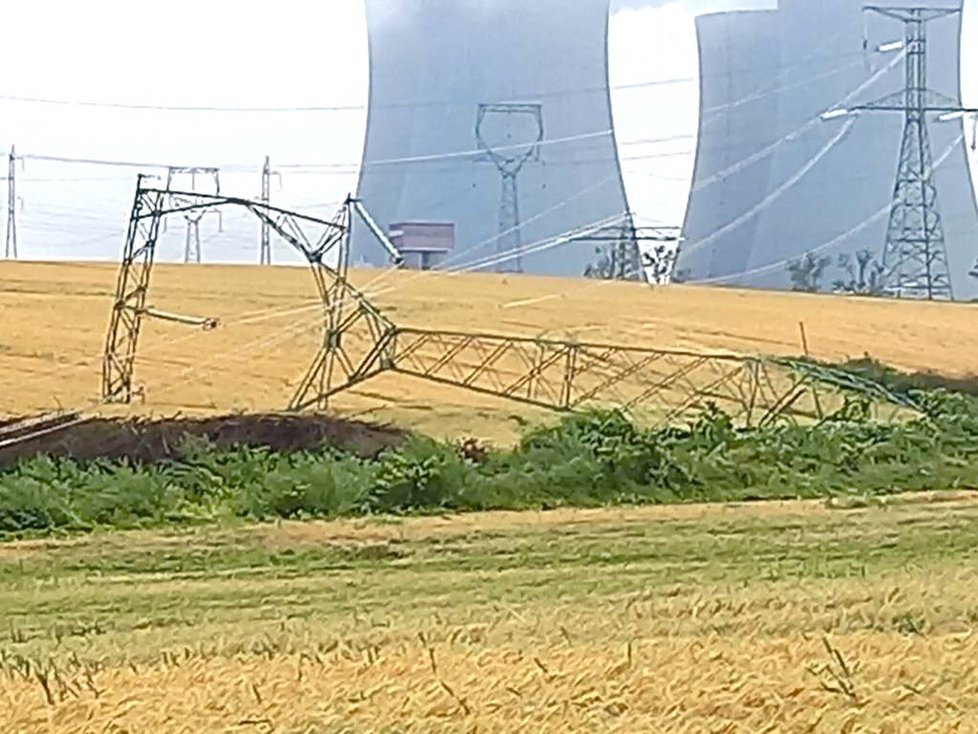 Bouřky poškodily i sloupy jaderné elektrárny Temelín.