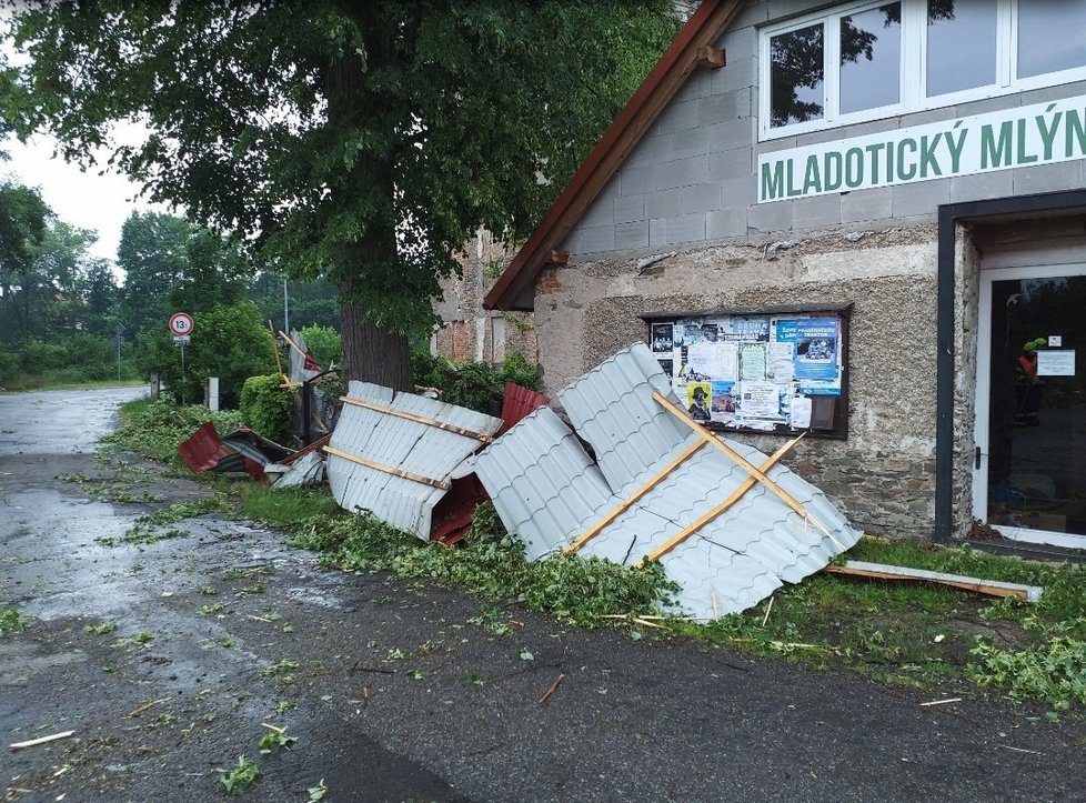 Silné bouřky zasáhly Česko: Škody hlásí i v Pardubickém kraji (20. 6. 2022)