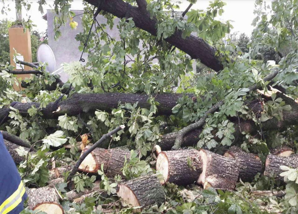 Bouřky udeřily v Olomouckém kraji, hasiči likvidovali jejich následky (16. 6. 2019)